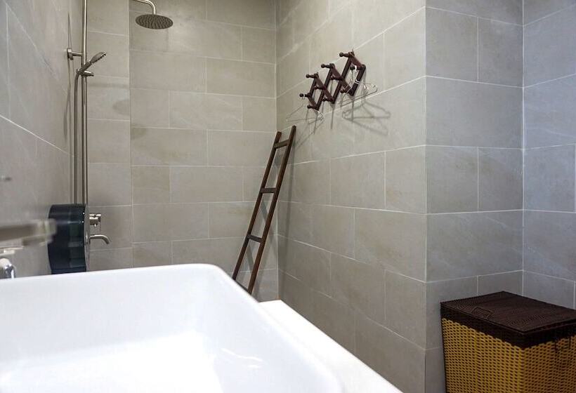 اتاق لوکس با چشمانداز استخر, Kingo Retreat Resort