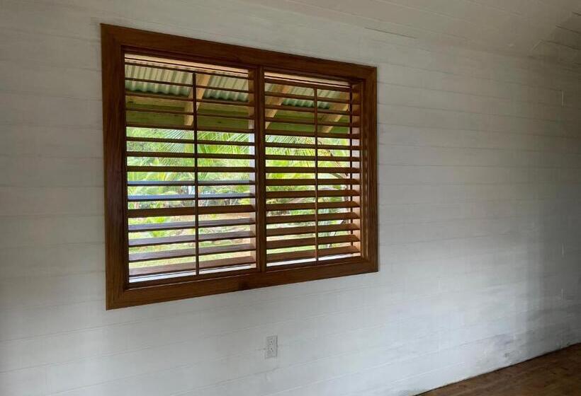 بانگلوی سوپریور, Dolphin Blue Paradise