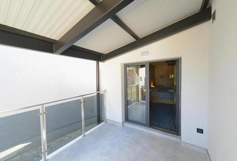 اتاق سوپریور, Vir Villa