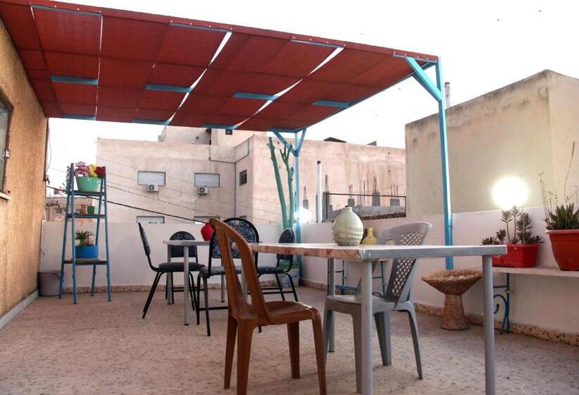 اتاق خانوادگی, The Blue House Gerasa