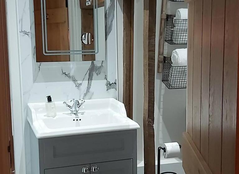 غرفة ديلوكس, B&bat No3