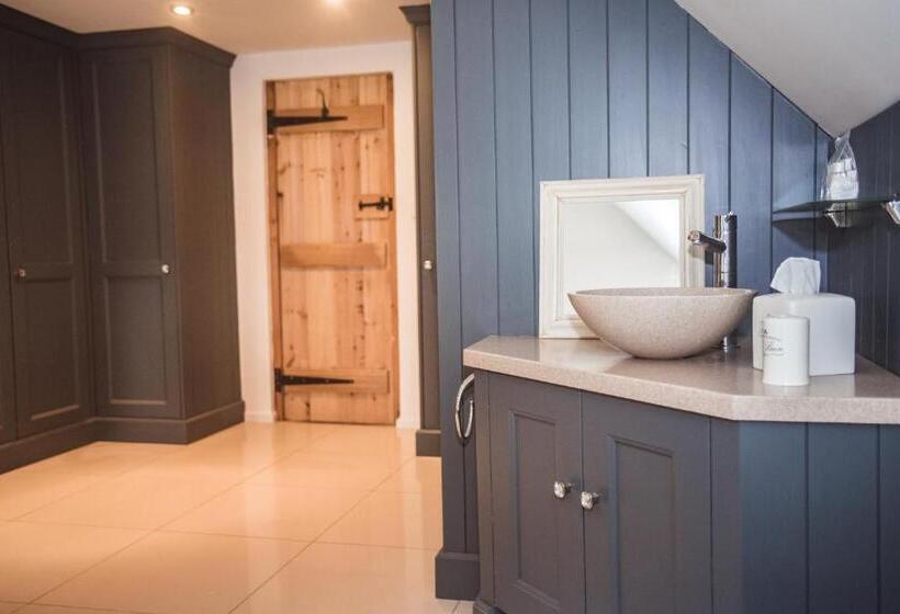 غرفة عائلية, B&bat No3