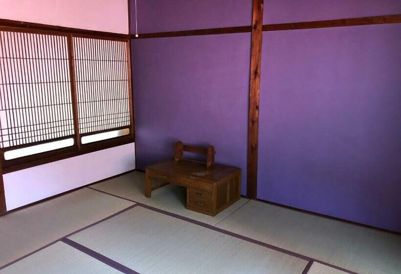 تختخواب در اتاق مشترک, Iro