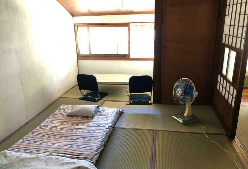 تختخواب در اتاق مشترک, Iro