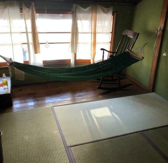 تختخواب در اتاق مشترک, Iro