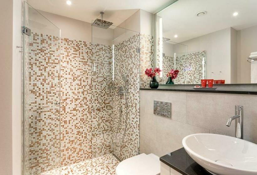Quarto Triplo Deluxe, Leonardo Hotel Zurich Airport