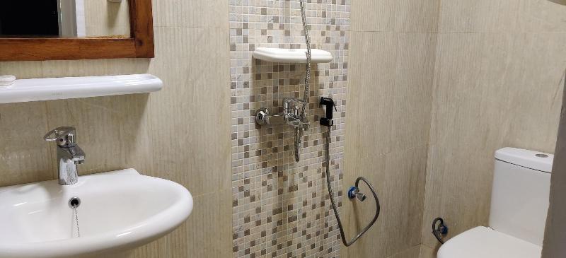 标准三人间, Smiles Stone Town