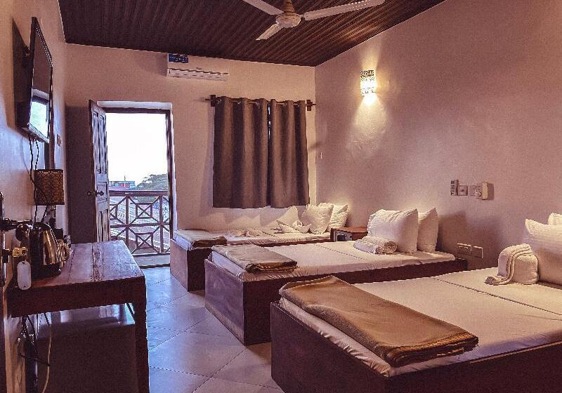 标准三人间, Smiles Stone Town