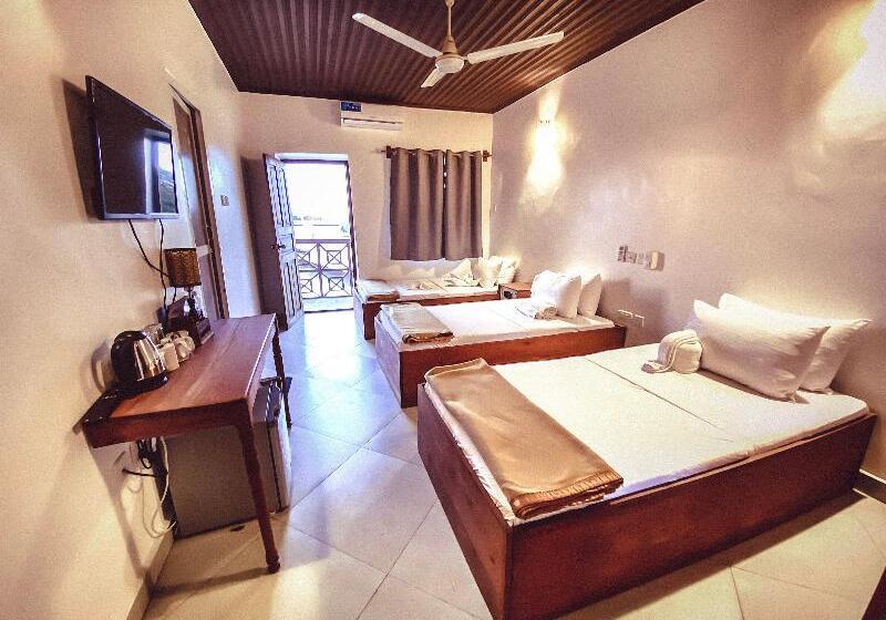 标准三人间, Smiles Stone Town