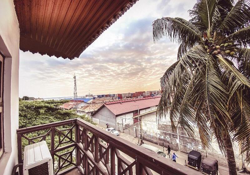 标准三人间, Smiles Stone Town