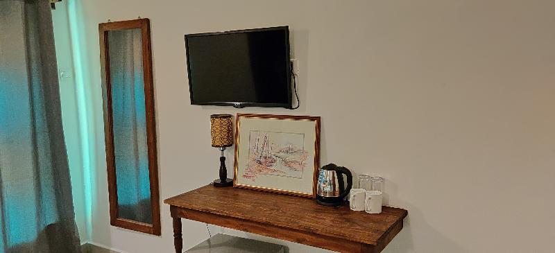 标准三人间, Smiles Stone Town