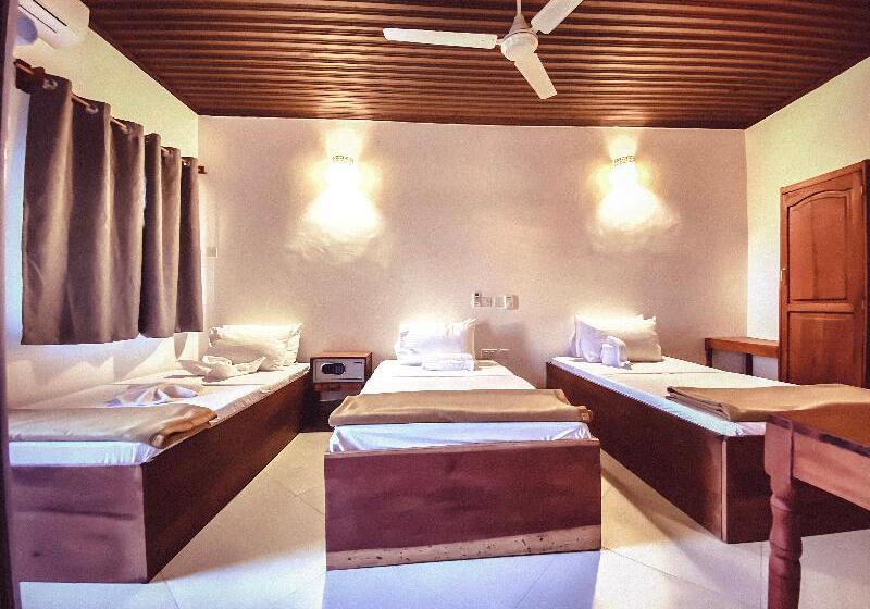 标准三人间, Smiles Stone Town