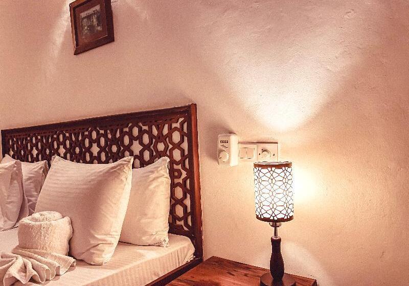 标准间, Smiles Stone Town