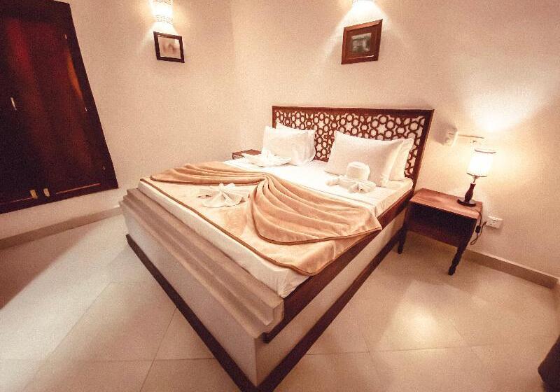 标准间, Smiles Stone Town