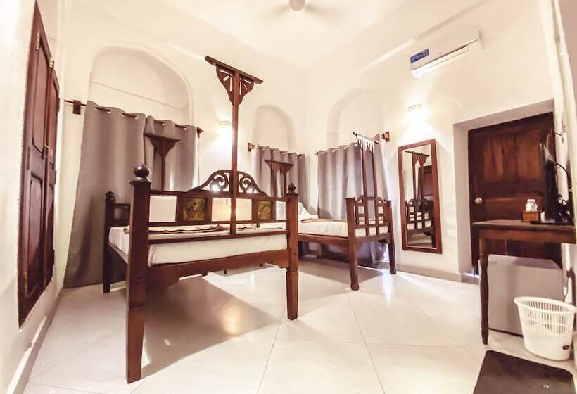 标准间, Smiles Stone Town