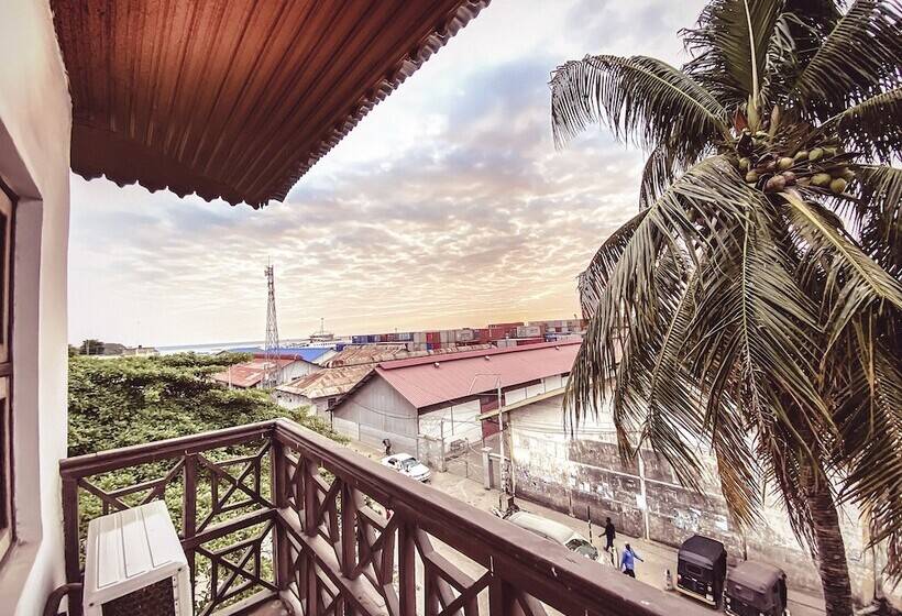 标准三人间, Smiles Stone Town