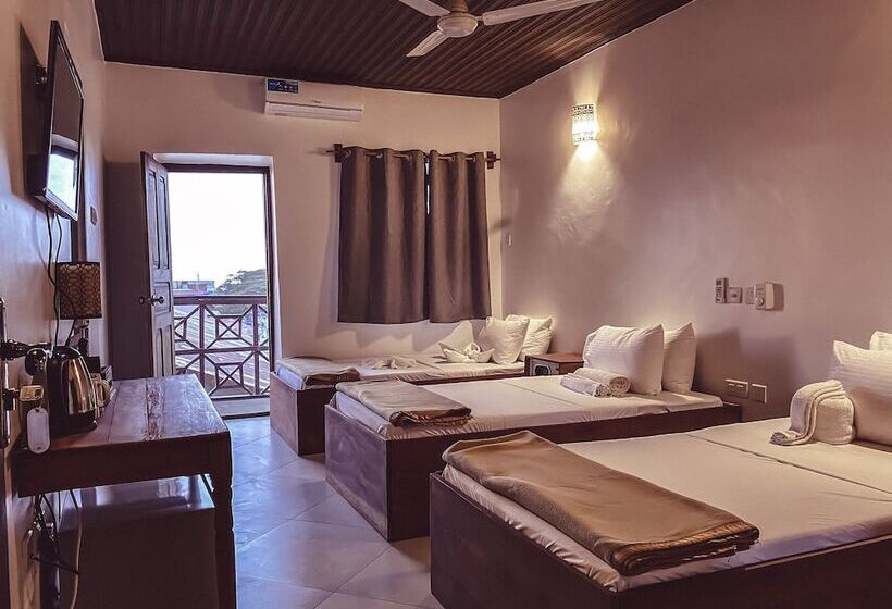 标准三人间, Smiles Stone Town