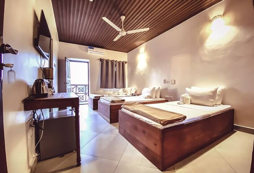 标准三人间, Smiles Stone Town