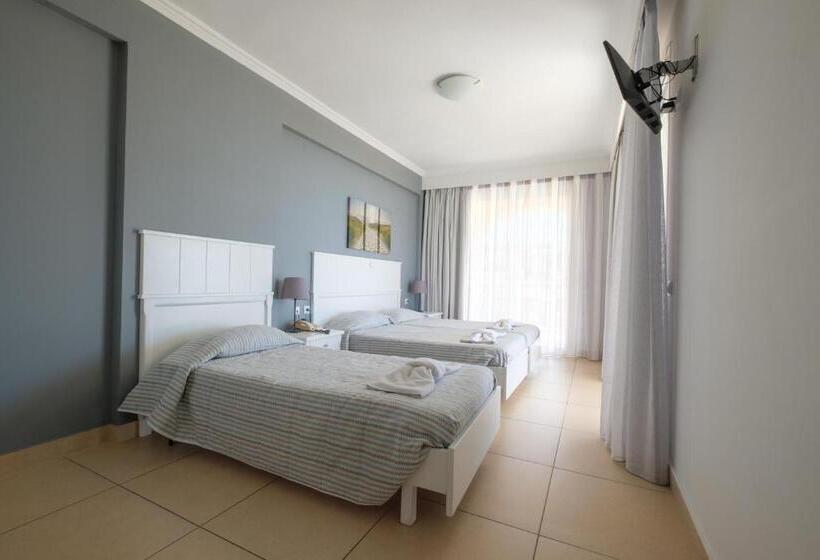 غرفة قياسية ثلاثية مزودة بتراس, Athina