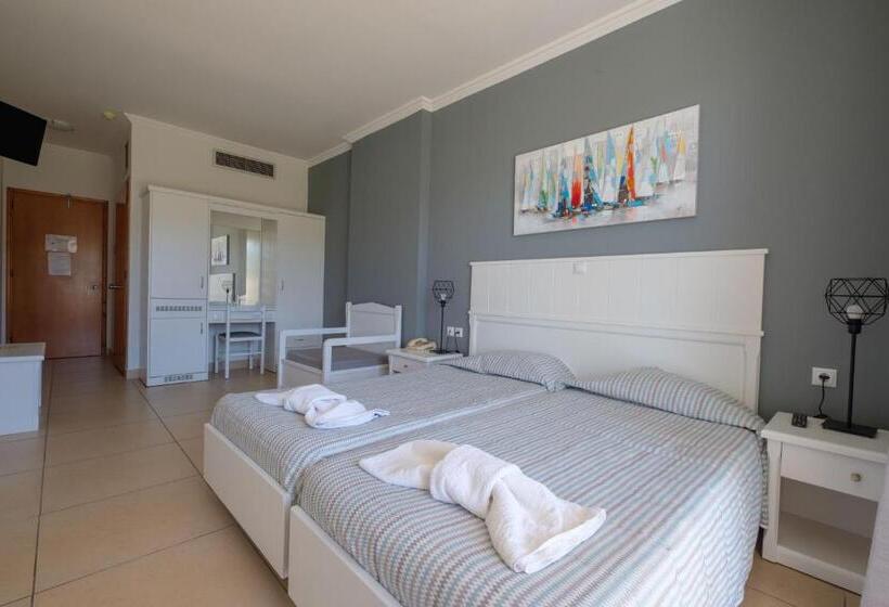 غرفة قياسية ثلاثية مزودة بتراس, Athina