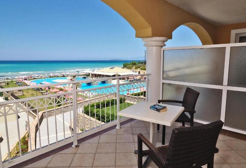 غرفة قياسية مطلّة علي البحر, Athina