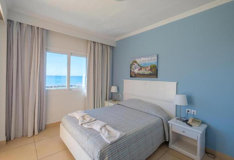 غرفة قياسية مطلّة علي البحر, Athina