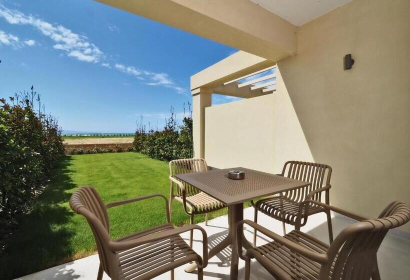 جناح جونيور مطلّ علي البحر, Athina