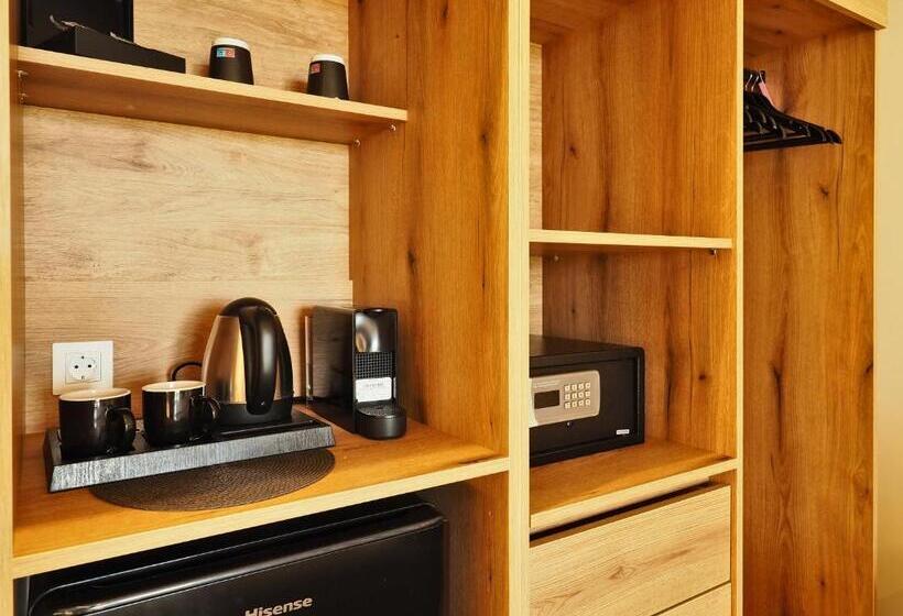 جناح مزود بحمام سباحة, Athina