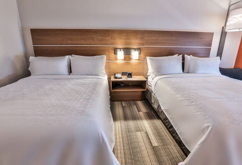 סוויטה מותאמת לאדם עם מוגבלויות, Holiday Inn Express & Suites   Nashville Metrocenter Downtown, An Ihg