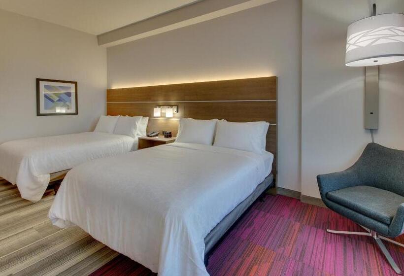 חדר סטנדרט מותאם לאדם עם מוגבלויות, Holiday Inn Express & Suites   Nashville Metrocenter Downtown, An Ihg