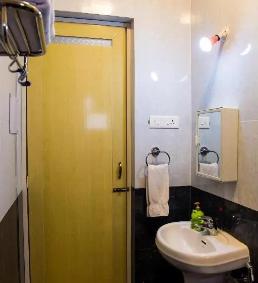 スタンダードスタジオ, Lazy Frog Guest House