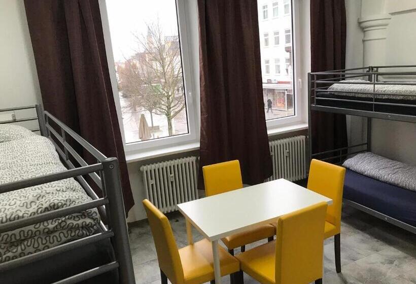 Quarto Quádruplo Standart Casa de Banho Partilhada, Unterkunft Göppingen