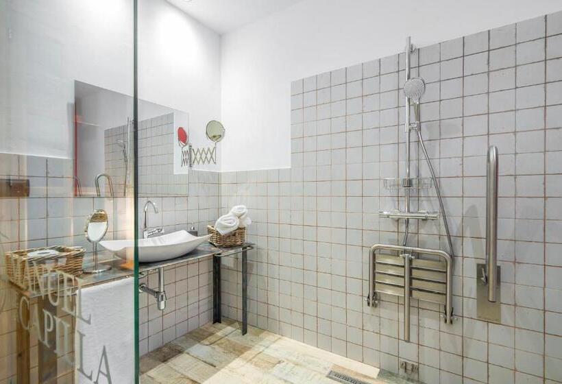 חדר אקונומי, Manuel De La Capilla