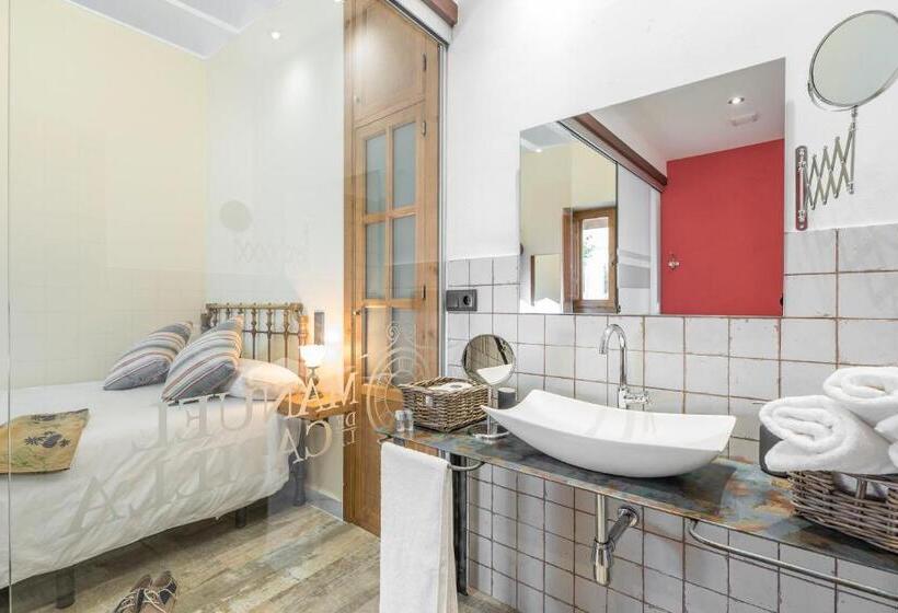 חדר אקונומי, Manuel De La Capilla