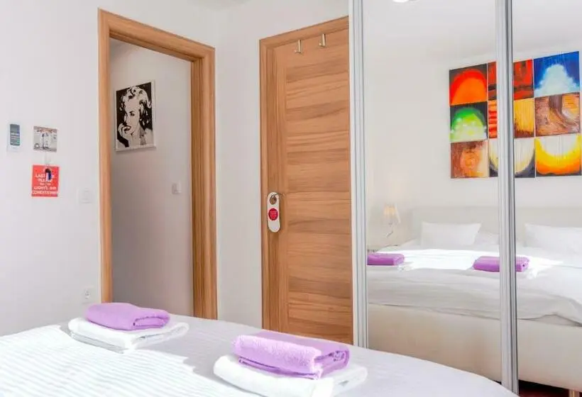 Standard-huone, Apartments And Rooms With Wifi Split   16550