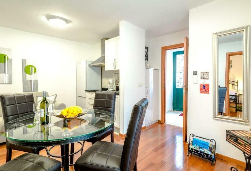 Apartamento 2 Quartos com Terraço, Apartments And Rooms With Wifi Split   16550