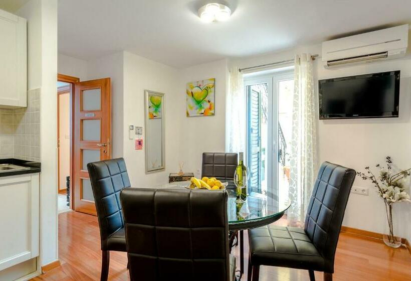 Apartamento 2 Quartos com Terraço, Apartments And Rooms With Wifi Split   16550
