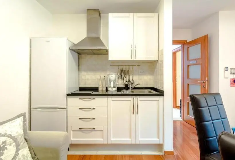 Huoneisto 2 Makuuhuonetta Terassi, Apartments And Rooms With Wifi Split   16550