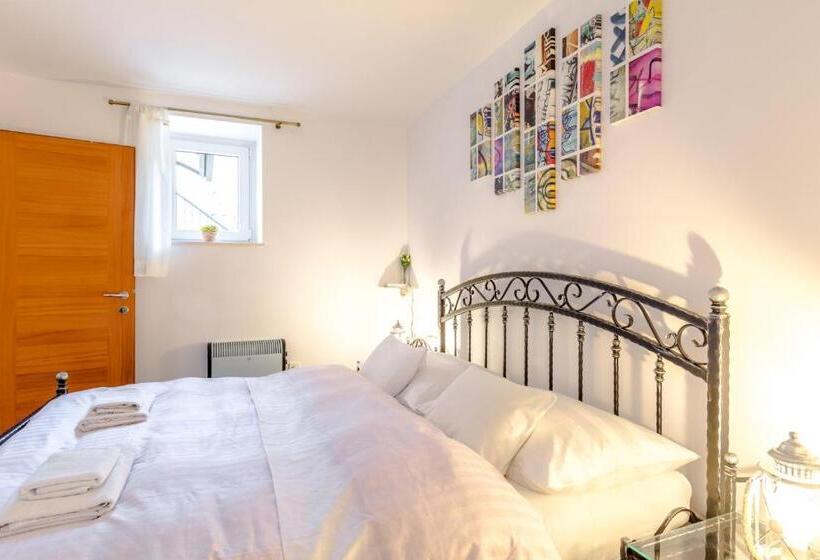 Apartamento 2 Quartos com Terraço, Apartments And Rooms With Wifi Split   16550