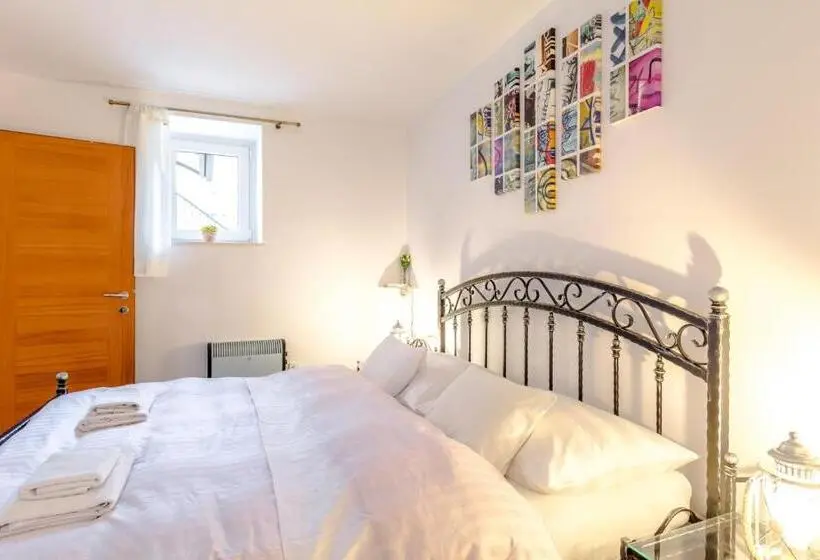 Huoneisto 2 Makuuhuonetta Terassi, Apartments And Rooms With Wifi Split   16550