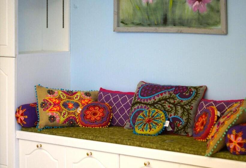 سوییت سوپریور, Behlys Boutique