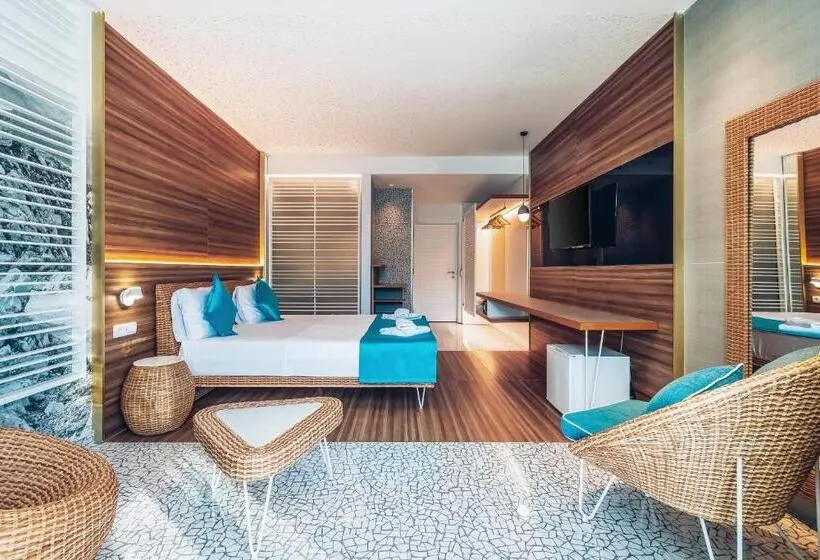 اتاق لوکس با بالکن, Carine Hotel Kumbor Superior