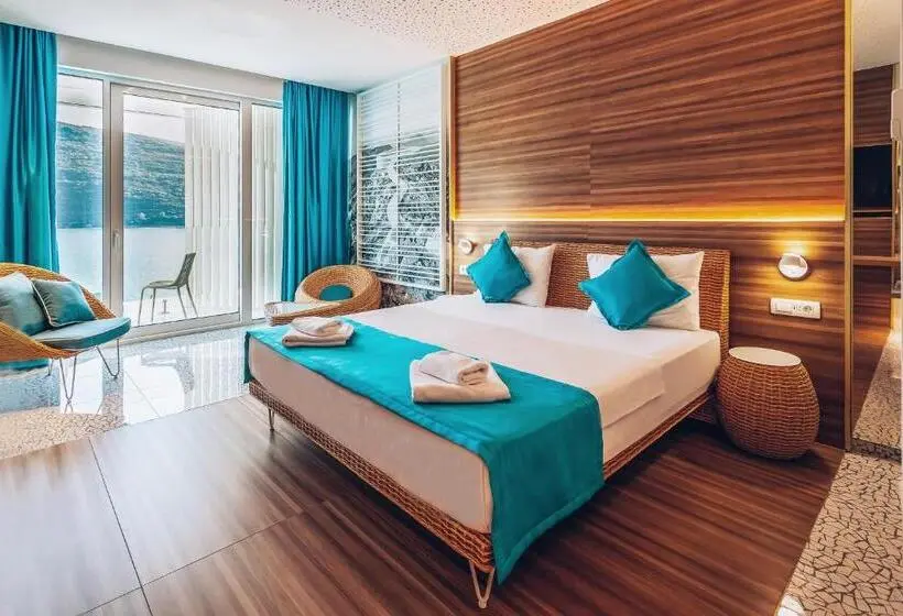 اتاق لوکس با بالکن و چشم‌انداز دریا, Carine Hotel Kumbor Superior