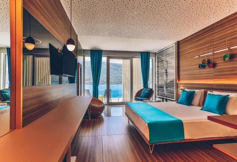 اتاق لوکس با بالکن و چشم‌انداز دریا, Carine Hotel Kumbor Superior