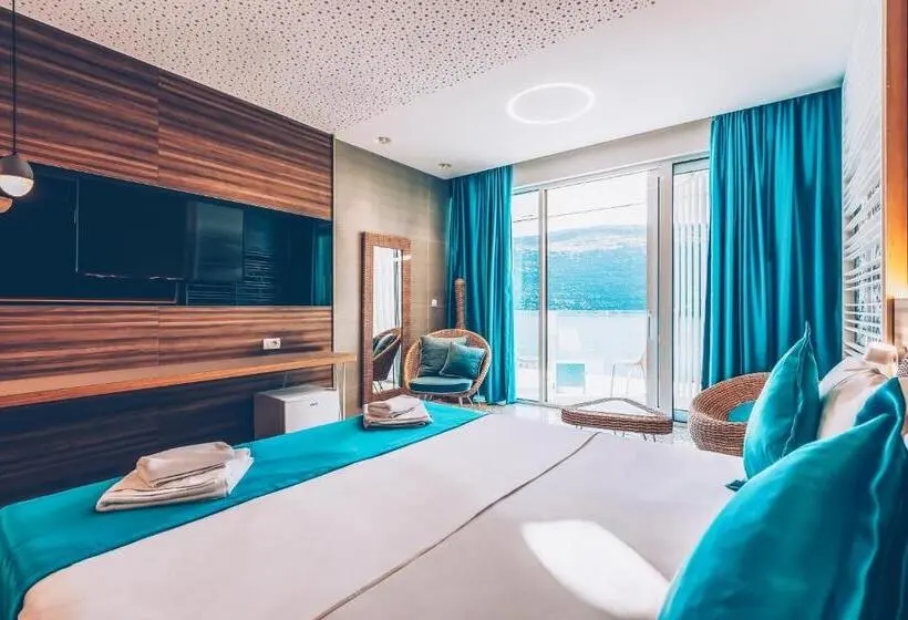 اتاق لوکس با بالکن و چشم‌انداز دریا, Carine Hotel Kumbor Superior
