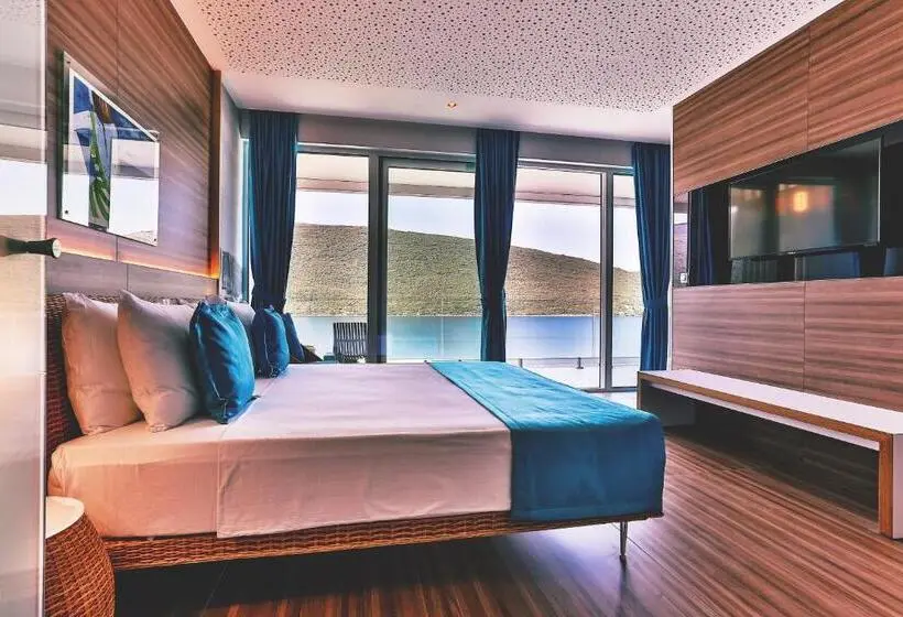 اتاق لوکس با بالکن و چشم‌انداز دریا, Carine Hotel Kumbor Superior
