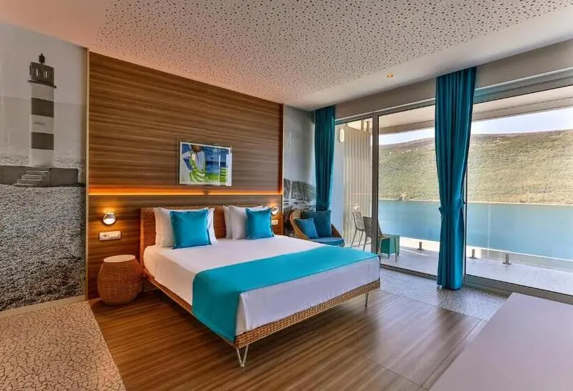 سوییت با چشم‌انداز دریا, Carine Hotel Kumbor Superior