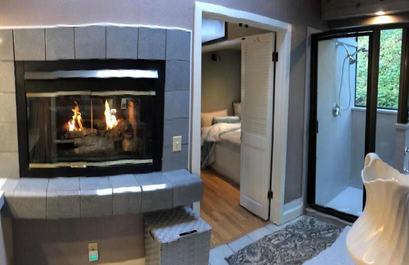 バスタブ付きスタンダードルーム, Foothill House