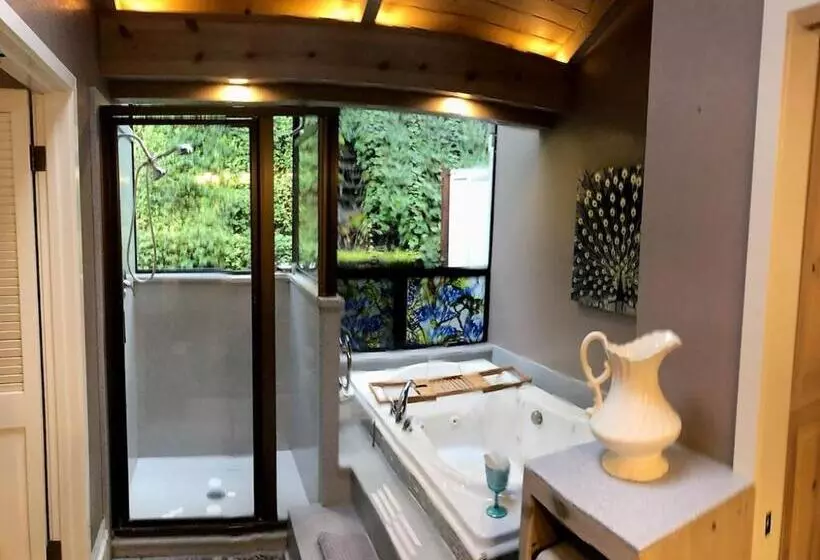 اتاق استاندارد با وان آب گرم, Foothill House