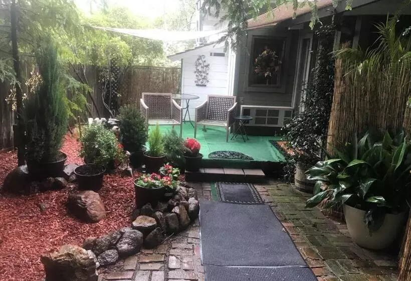 سوئیت با تخت بزرگ, Foothill House